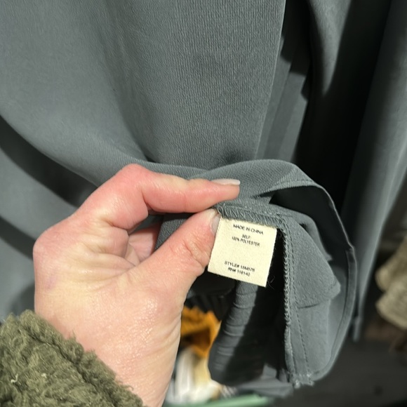 New from Buckle gray chiffon blouse - Picture 4 of 5